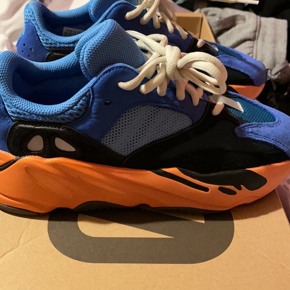 Adidas Yezzy Boost 700 - Picture 2 of 4